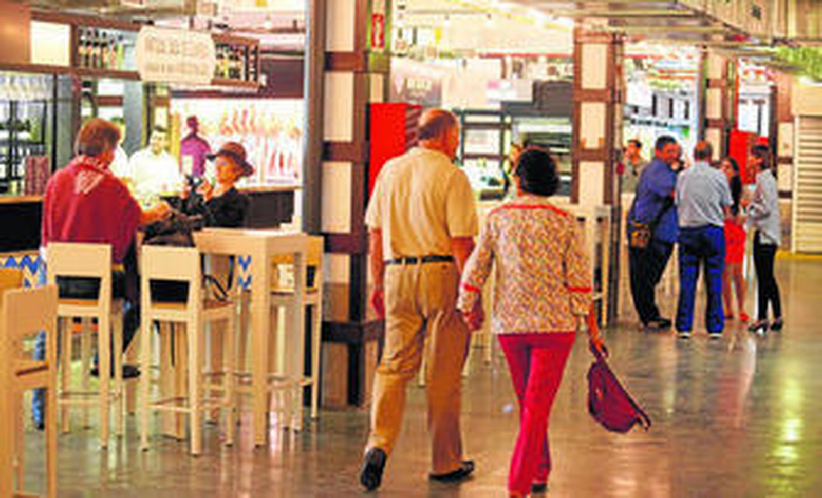 El mercado de La Merced recibió ayer a los primeros clientes tras su apertura a mediodía.