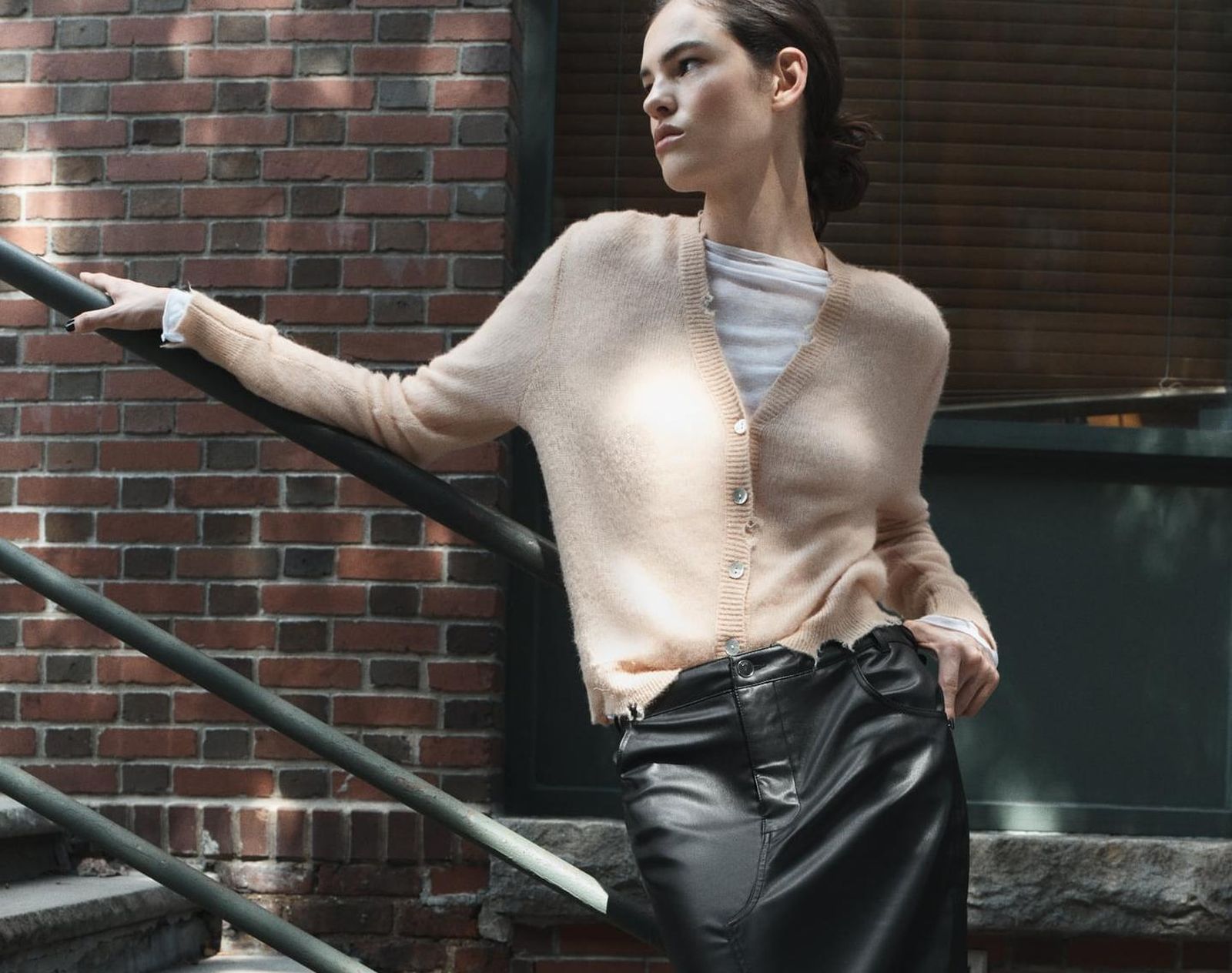 La falda efecto piel de Zara que hace tipazo inmediato y que vas a desear tener en tu armario.