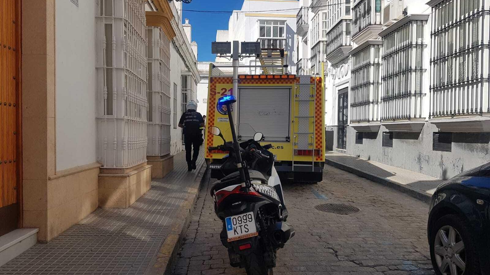 Policías y bomberos, en el lugar del suceso.
