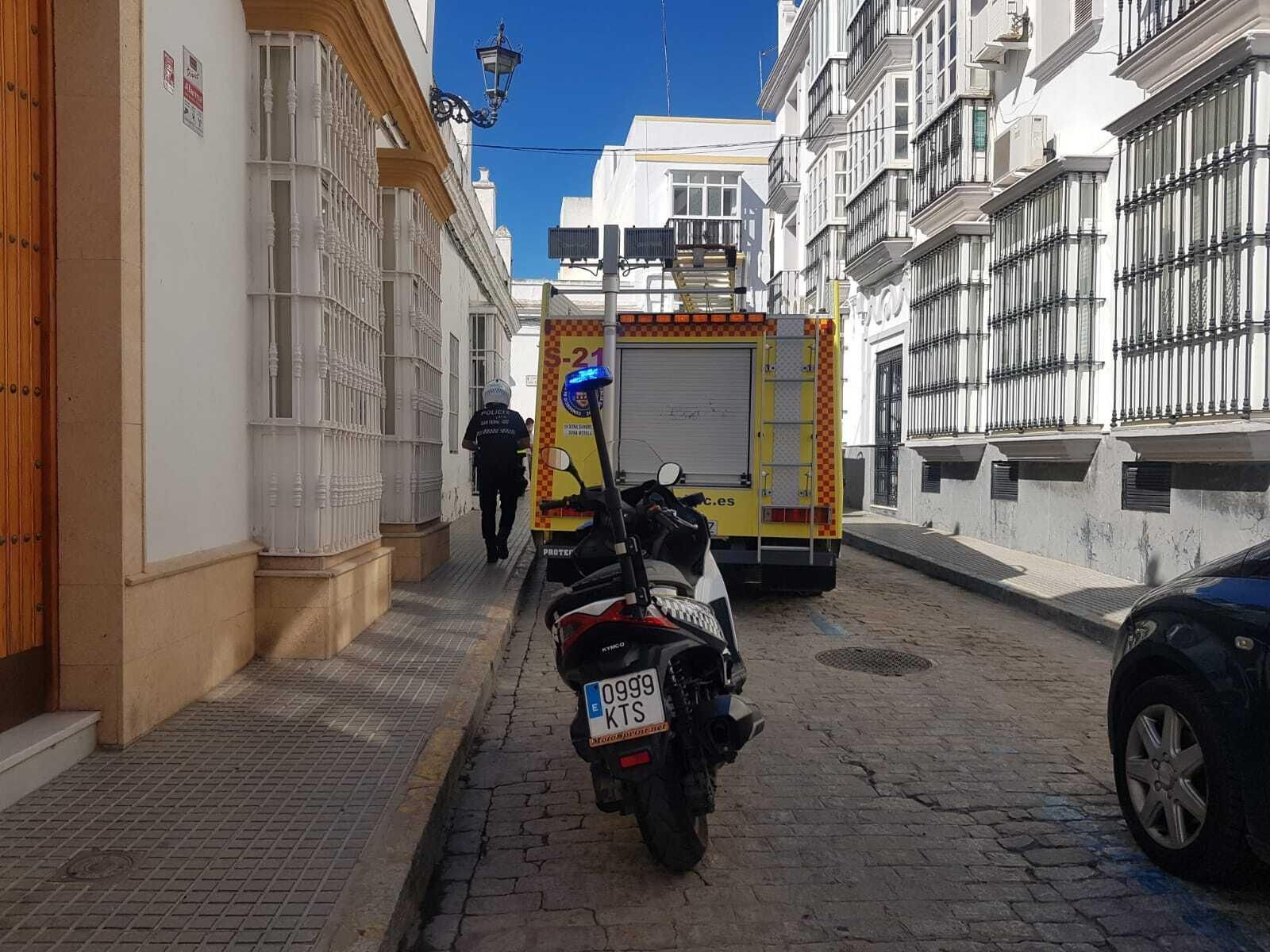 Policías y bomberos de San Fernando, en una imagen de archivo.