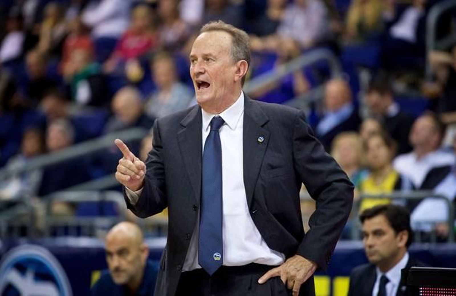 Aíto García Reneses da indicaciones en un choque.