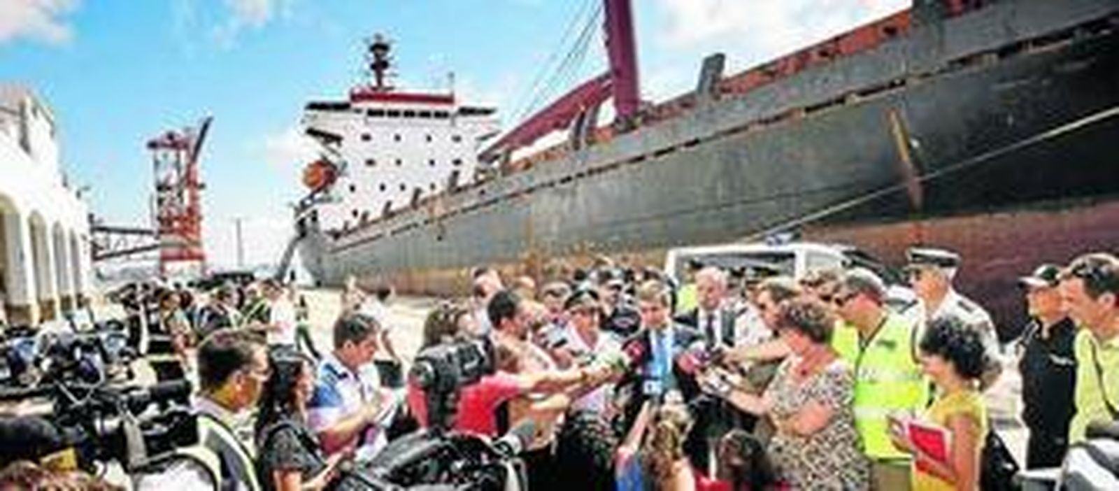 Al fondo, el 'Nicolay', en 2012, tras la operación antidroga que supuso el principio de su abandono.