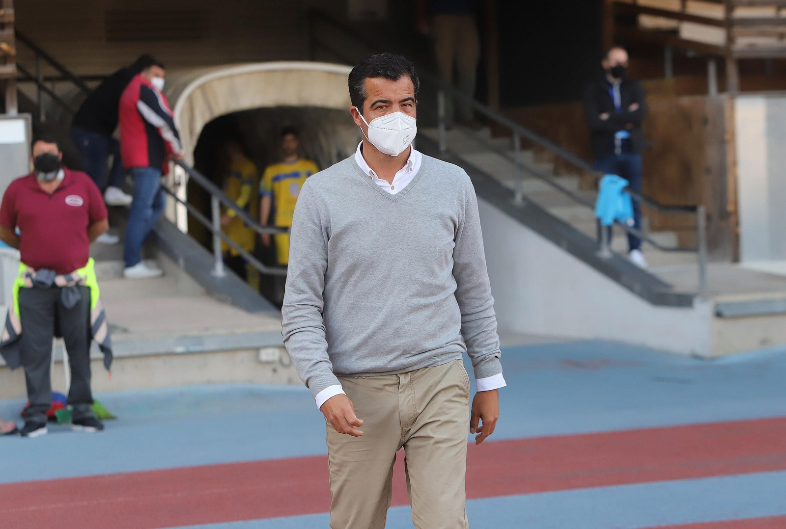 Pérez Herrera sufrió en la banda y reclamó apoyo a la afición.