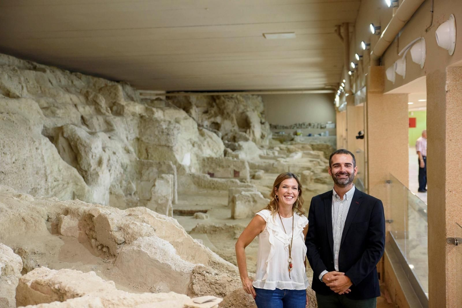 Ana Martínez Labella y el alcalde se fotografiaron en el poblado andalusí en la última visita con periodistas al Mesón Gitano en octubre