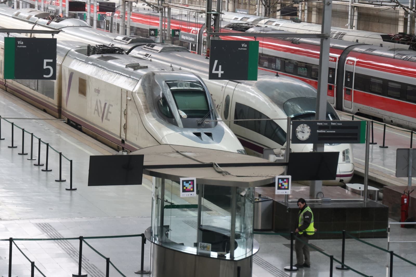 Trenes parados este lunes, primer día de huelga de maquinistas, en las vías de la estación María Zambrano de Málaga.