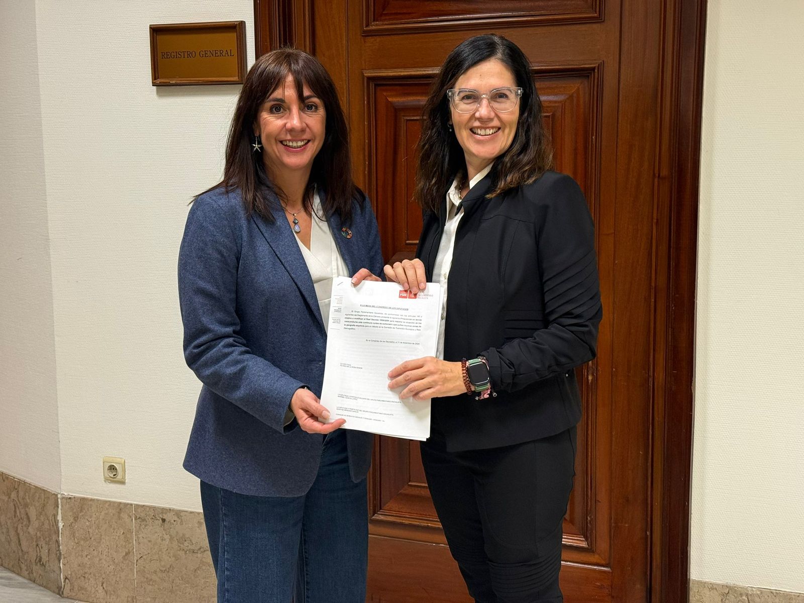 Olvido de la Rosa, a la izquierda, con la iniciativa presentada ante el Registro General del Congreso de los Diputados.