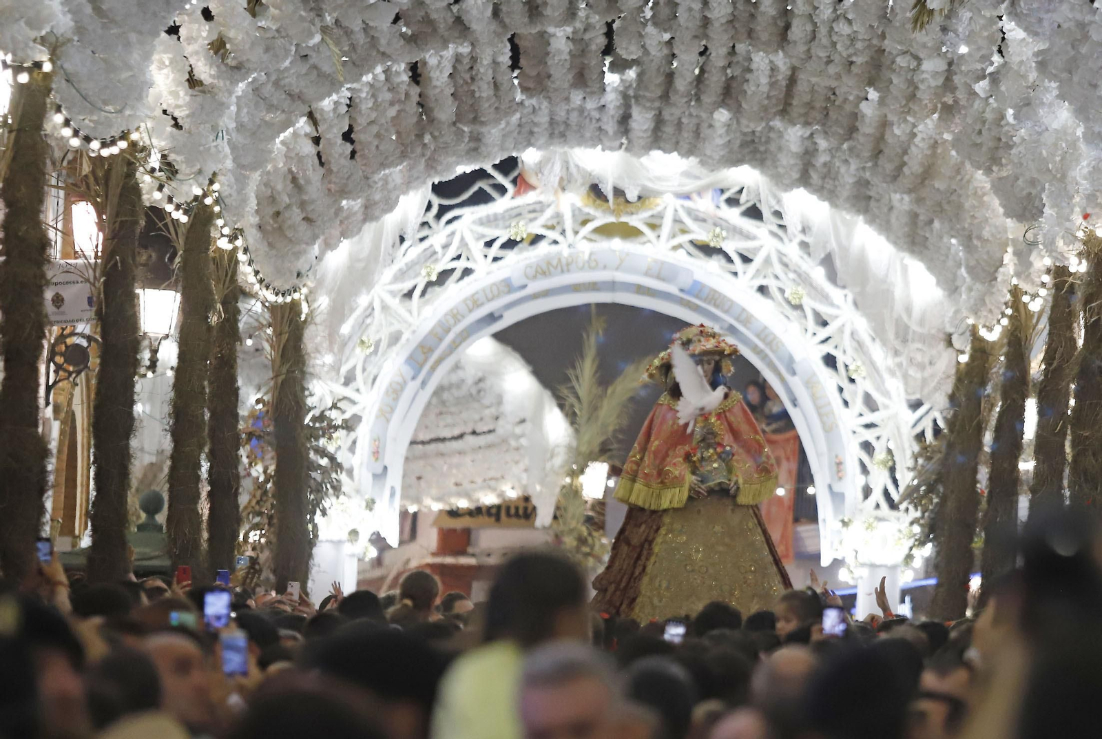 La Virgen del Rocío recorre las calles de Almonte hacia el Chaparral para el inicio del Camino de los Llanos