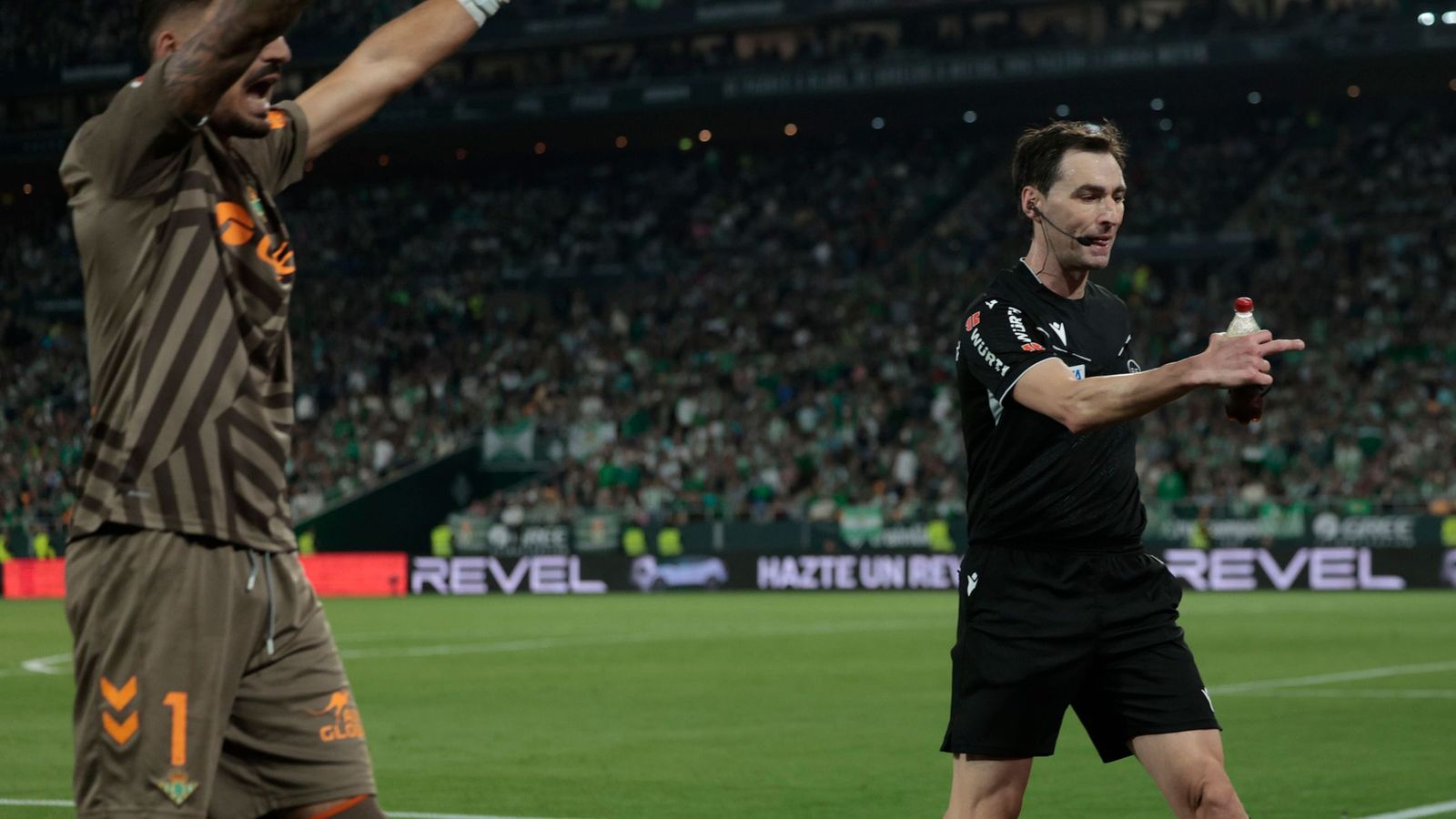 El colegiado Ricardo De Burgos Bengoetxea, con una botella lanzada desde la grada de La Cartuja.