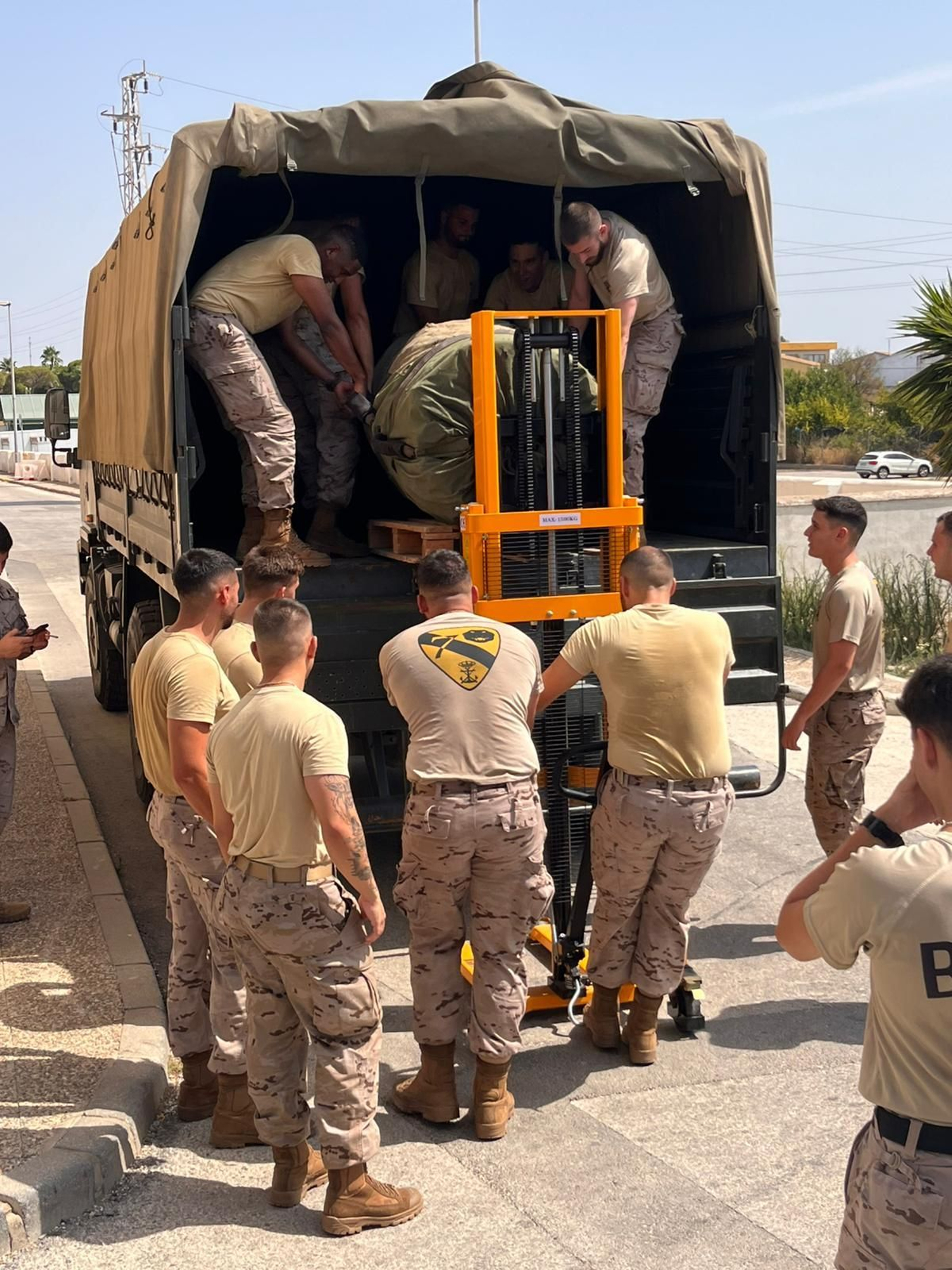 Miembros de la Brigada de Infantería de Marina 'Tercio de Armada' en San Fernando, en su salida este domingo