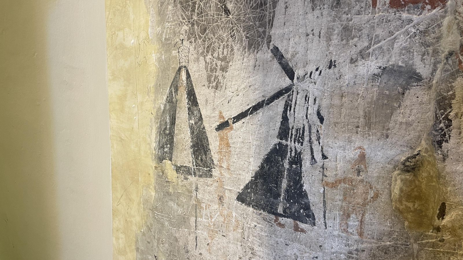 Un nazareno y la Virgen.