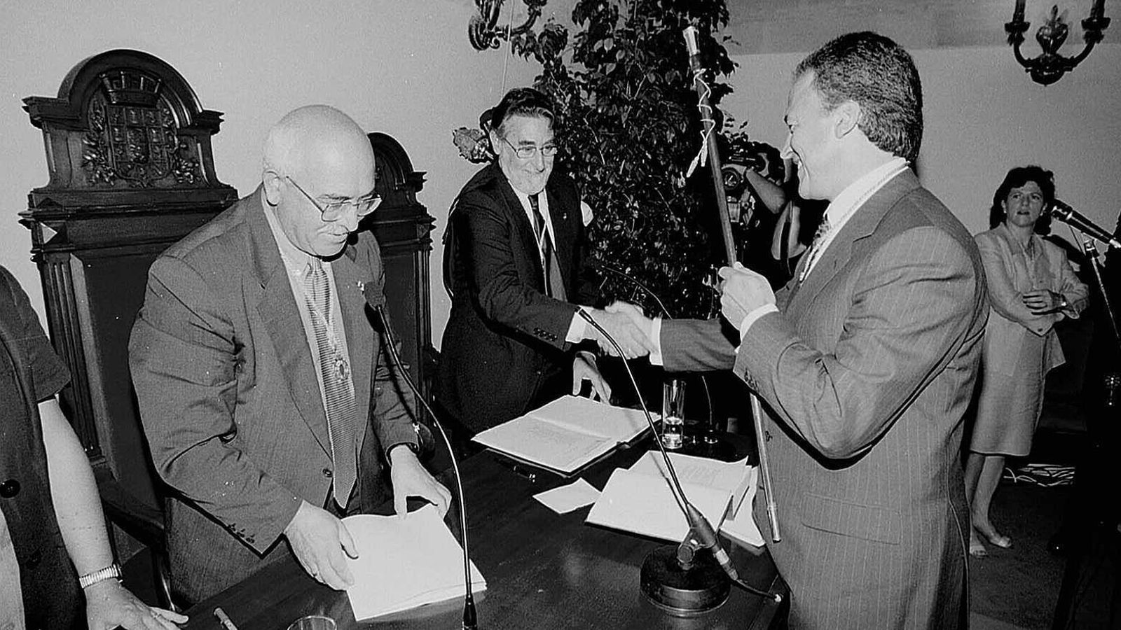 Pedro Pacheco, recibiendo el bastón de mando de la Alcaldía en 1999.