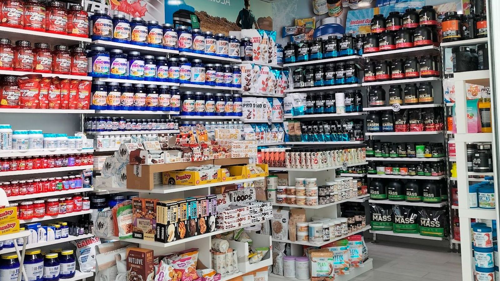 Un expositor con bebidas energéticas