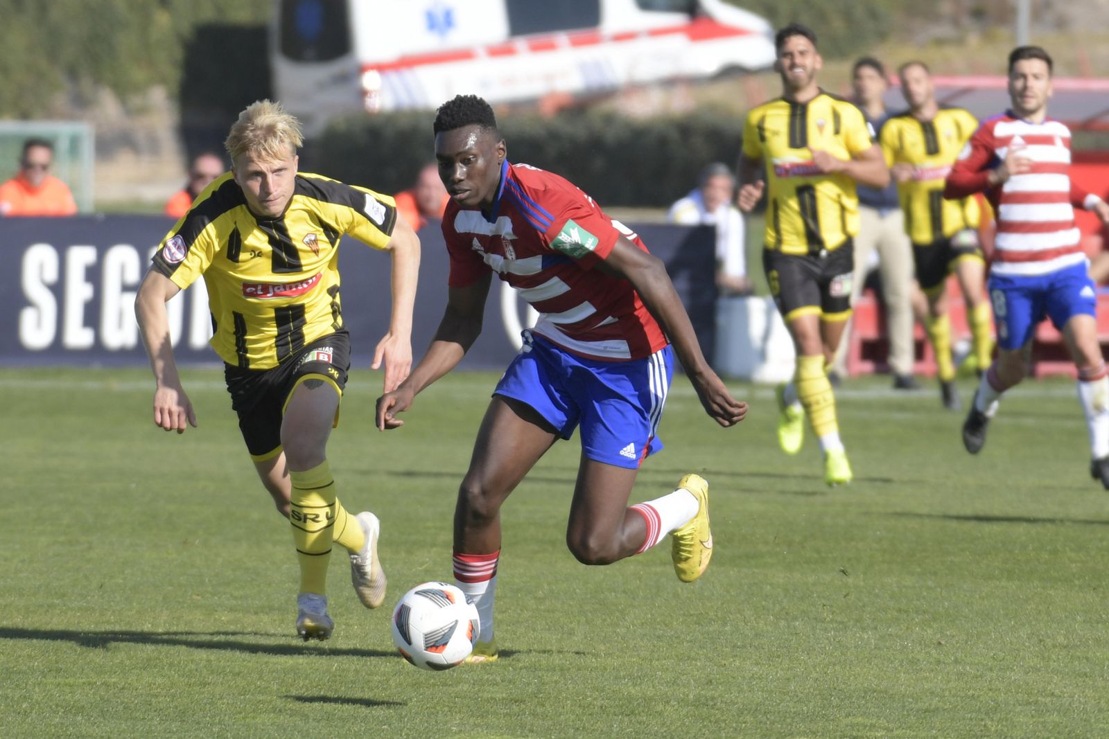 Samu conduce la pelota en el partido ante el San Roque.