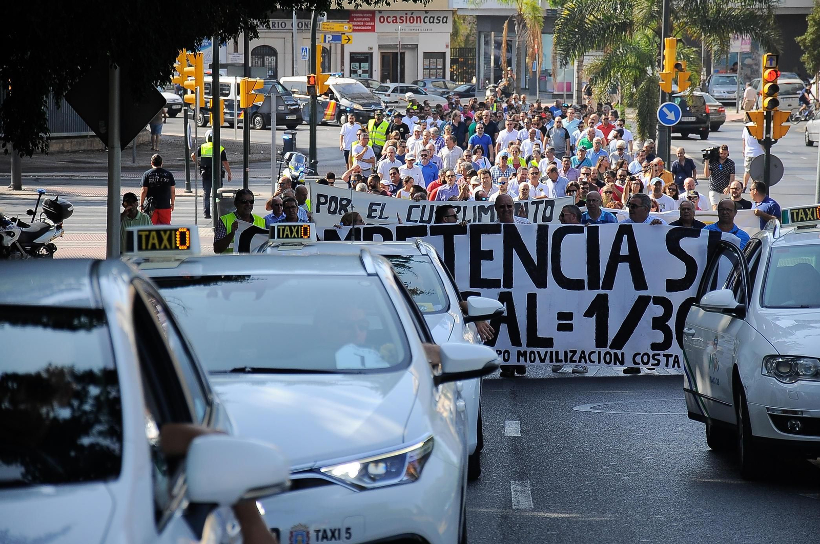 Un momento de la marcha realizada ayer por los taxistas en la capital malagueña.