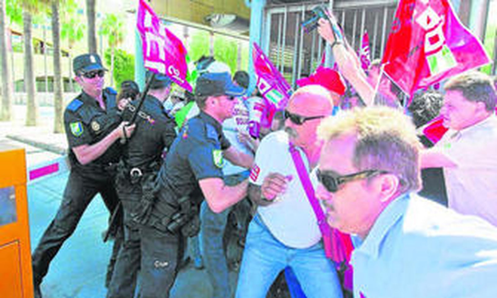 Protestas de prejubilados por ERE el pasado mes de julio frente al edificio Torretriana de Sevilla.