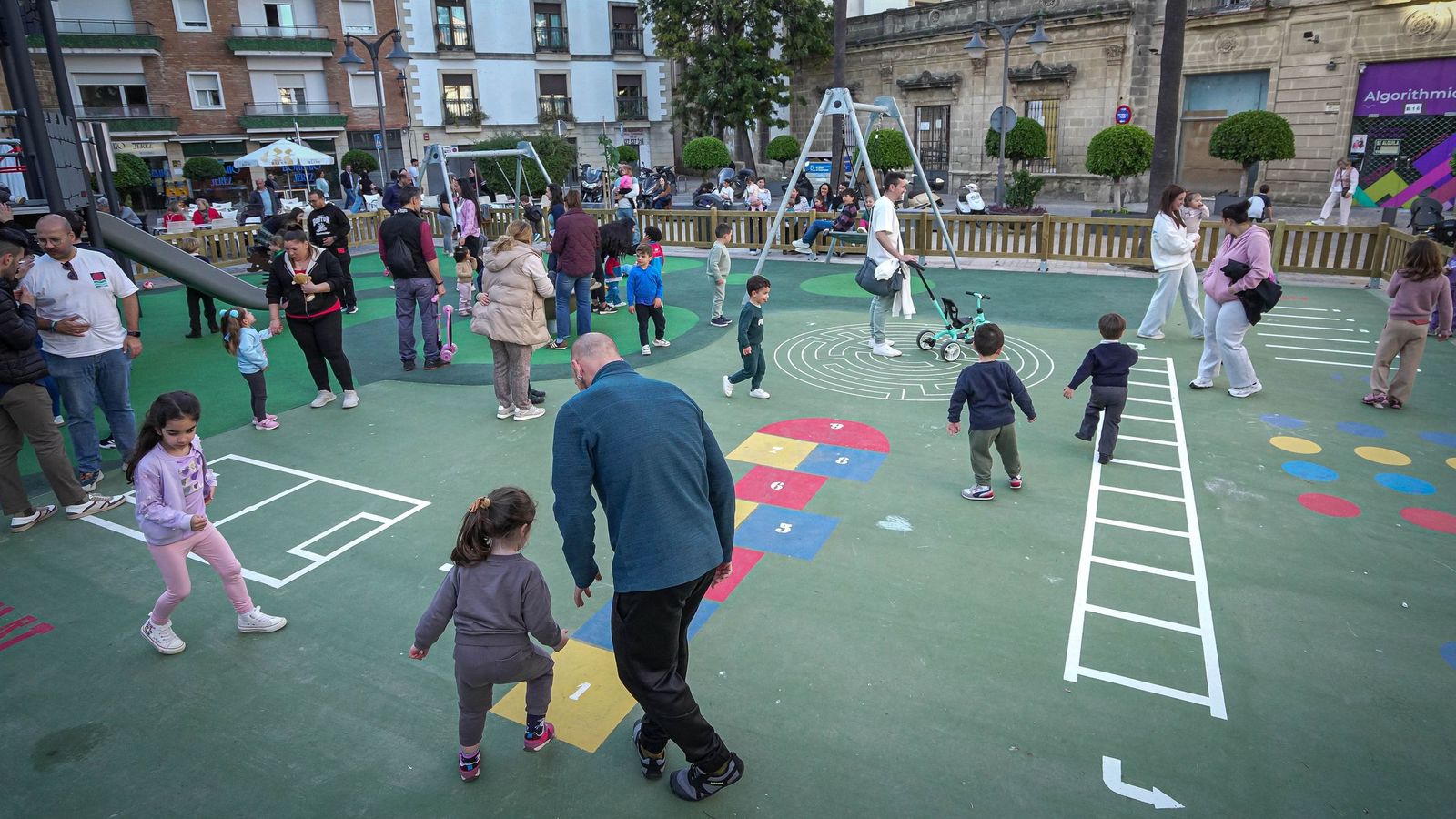 Muchas familias disfrutaron ayer de la remodelada plaza del Progreso.