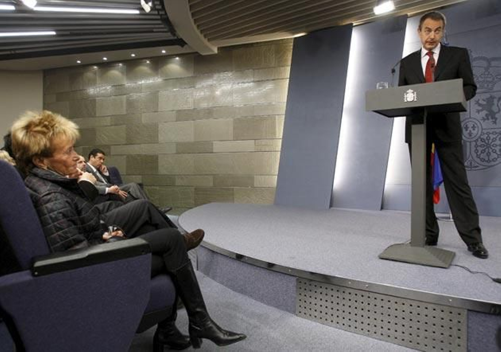 Zapatero confirma un nuevo Ejecutivo con "fuerza política" y "modernizador"