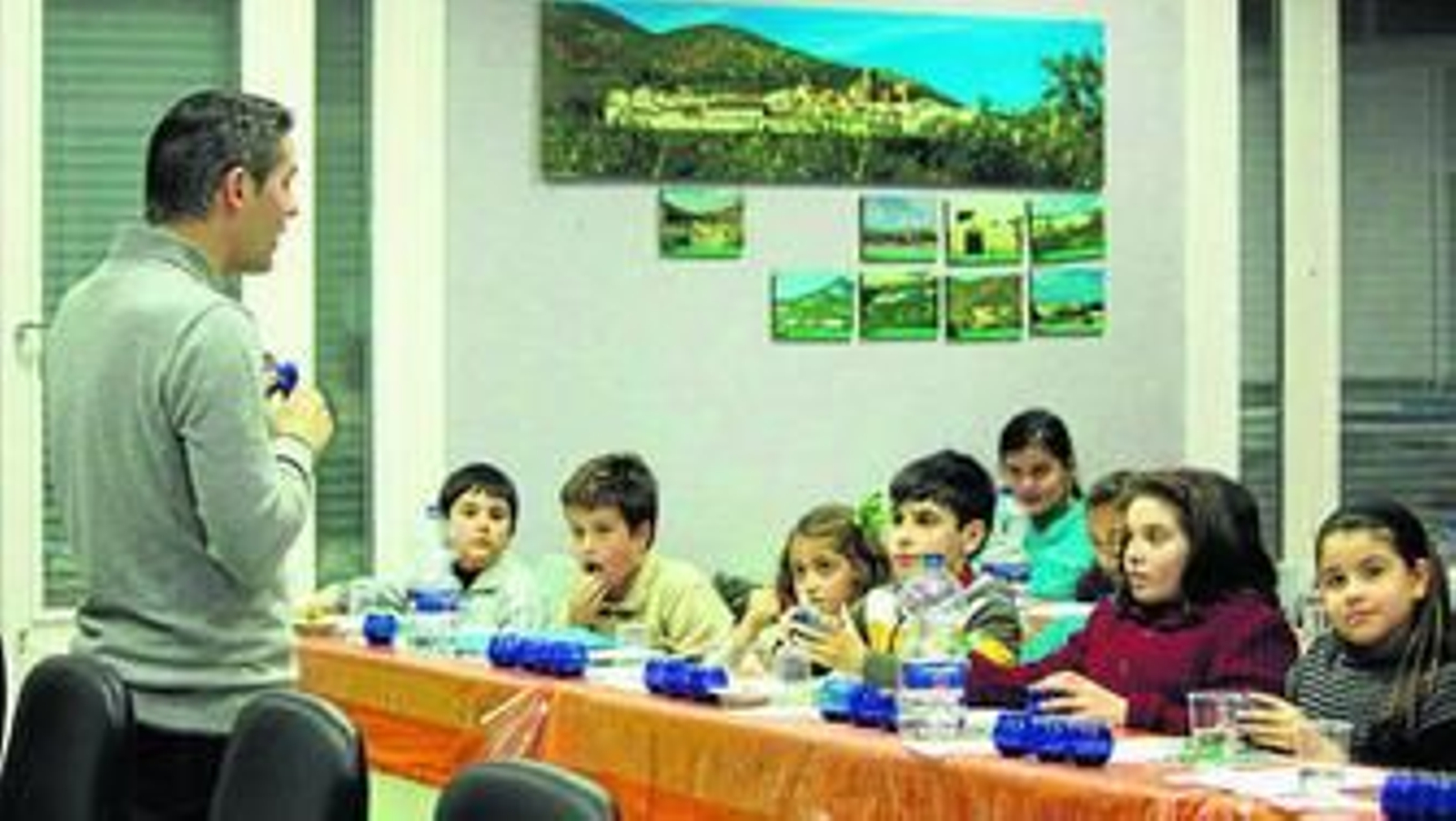Un grupo de alumnos sigue la instrucciones del profesor de la escuela de cata.