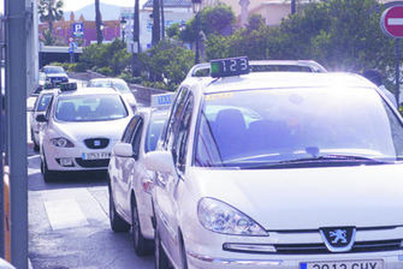 Varios taxis en una de las calles de Algeciras.