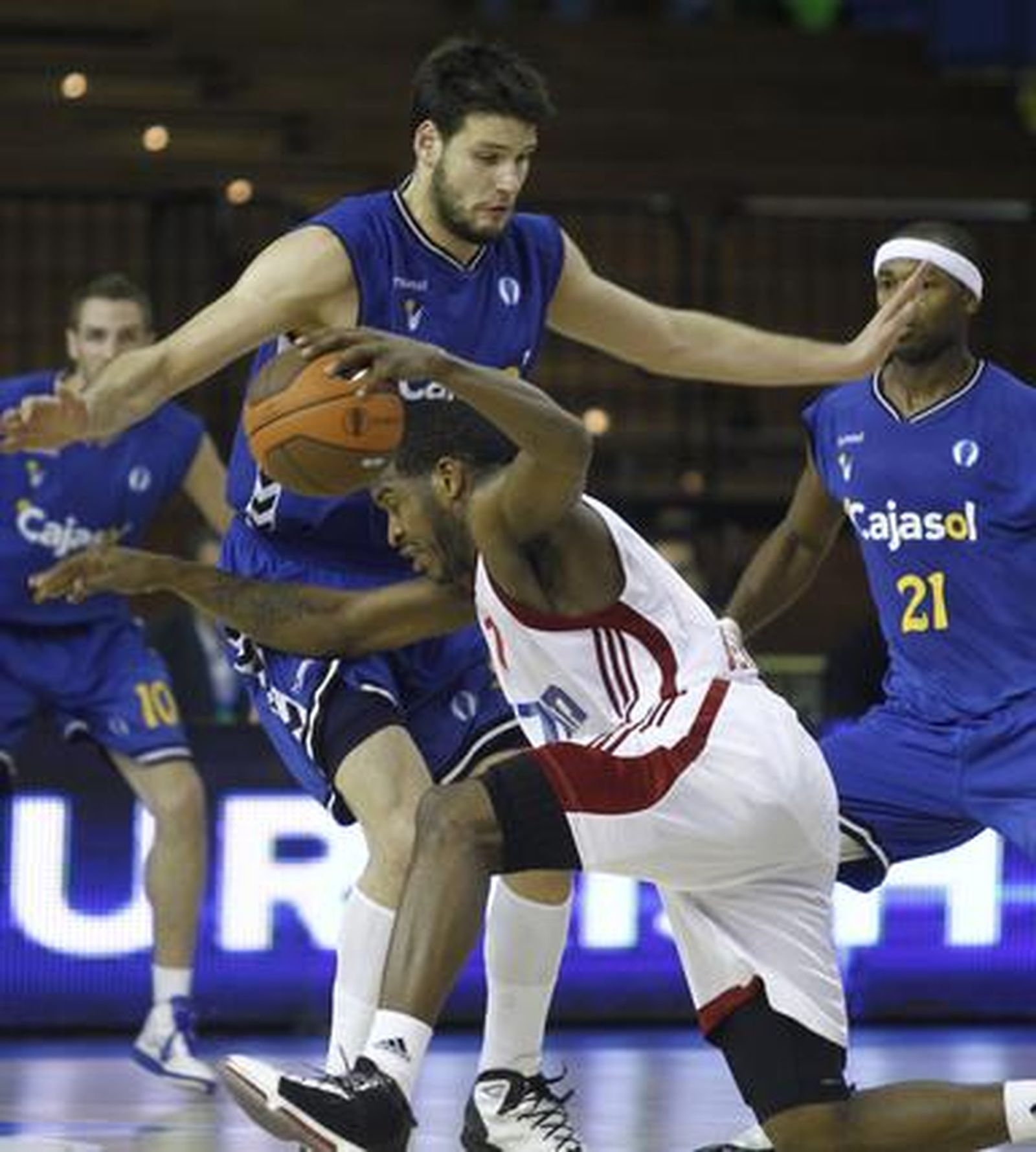 El Cajasol vuelve a perder (72-76), esta vez contra el Hapoel Jerusalén, en un partido con alternativas en el que tuvo en triunfo en sus manos, pero lo dejó escapar.

Foto: Antonio Pizarro