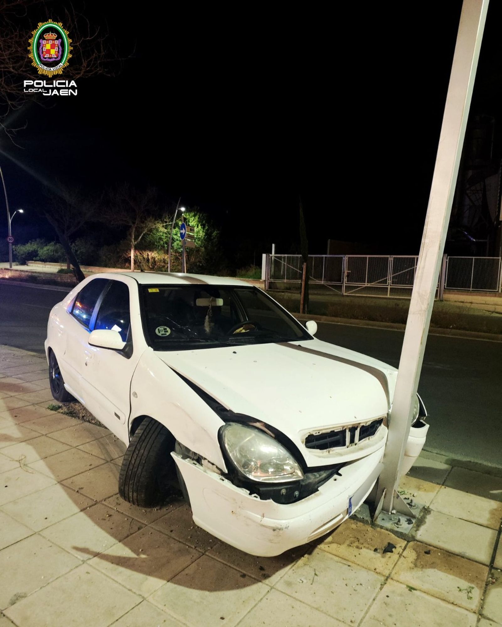 Vehículo estrellado contra una señal en Jaén.