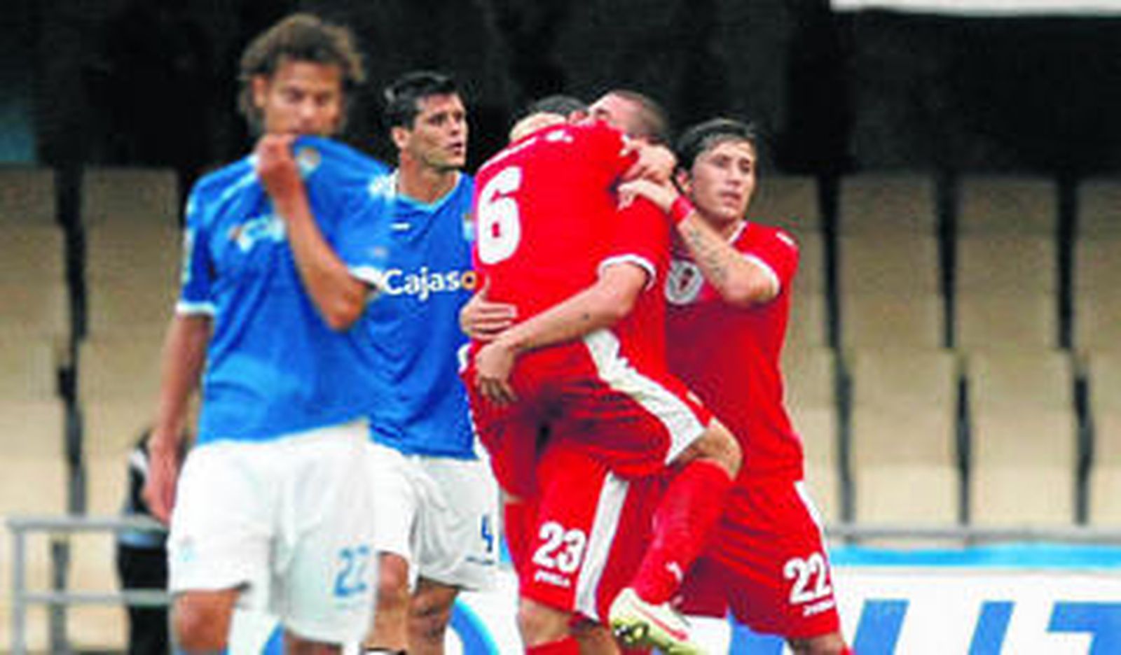 Gómez, Cristian Ruso y Óscar Sánchez celebran el tercer gol del Murcia ante la decepción de Marquitos.