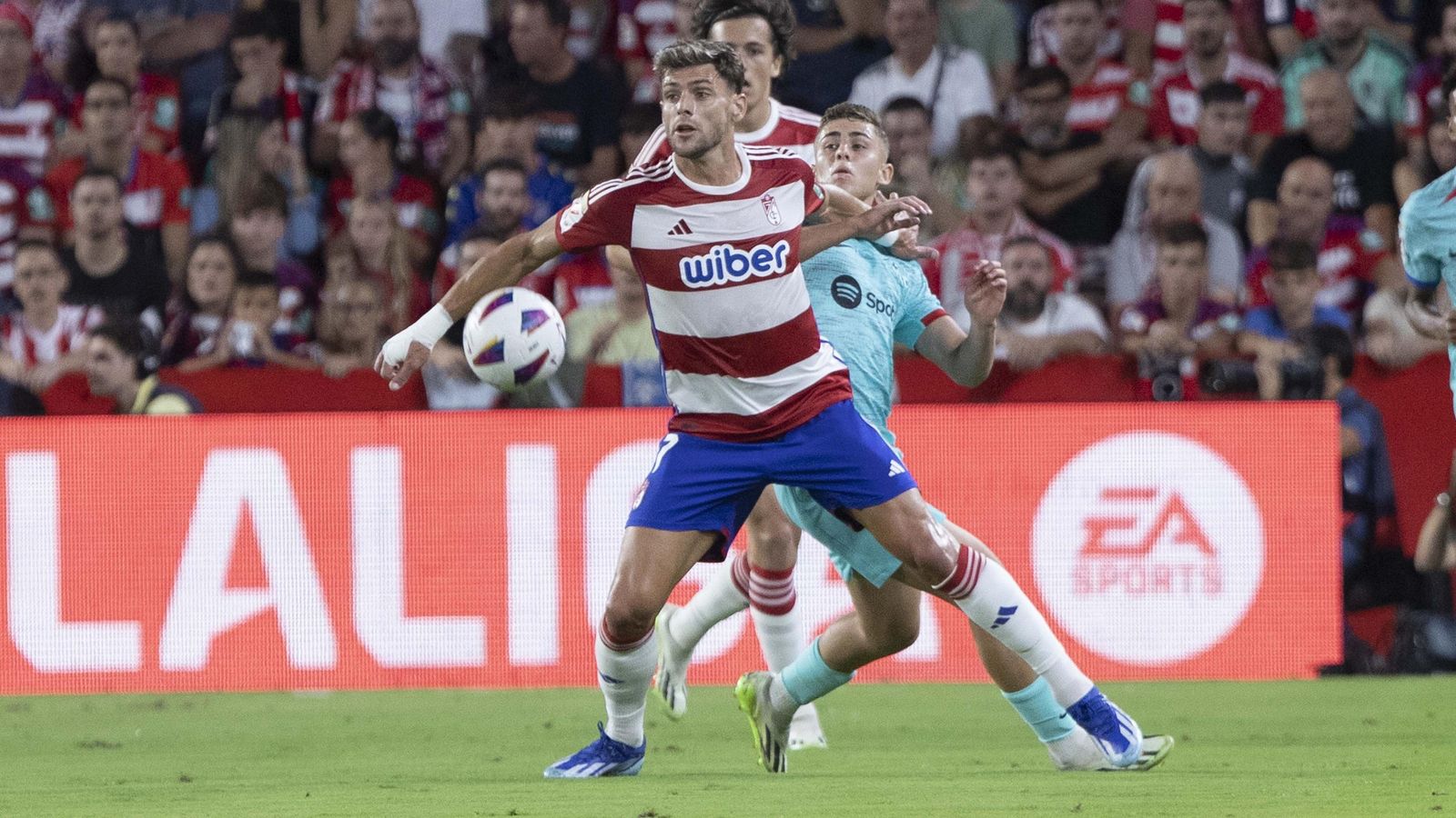 Lucas Boyé trata de aguantar la presión de Fermín.