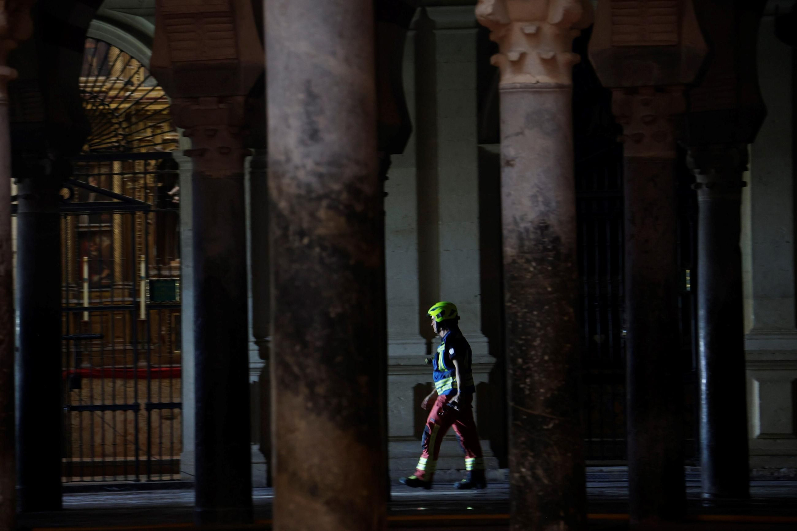 Un bombero, en la zona afectada por el incendio en la Mezquita-Catedral.