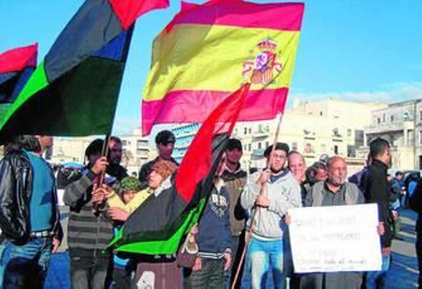 Un joven enarbola una bandera española durante una concentración en la plaza central de Bengasi el pasado viernes.