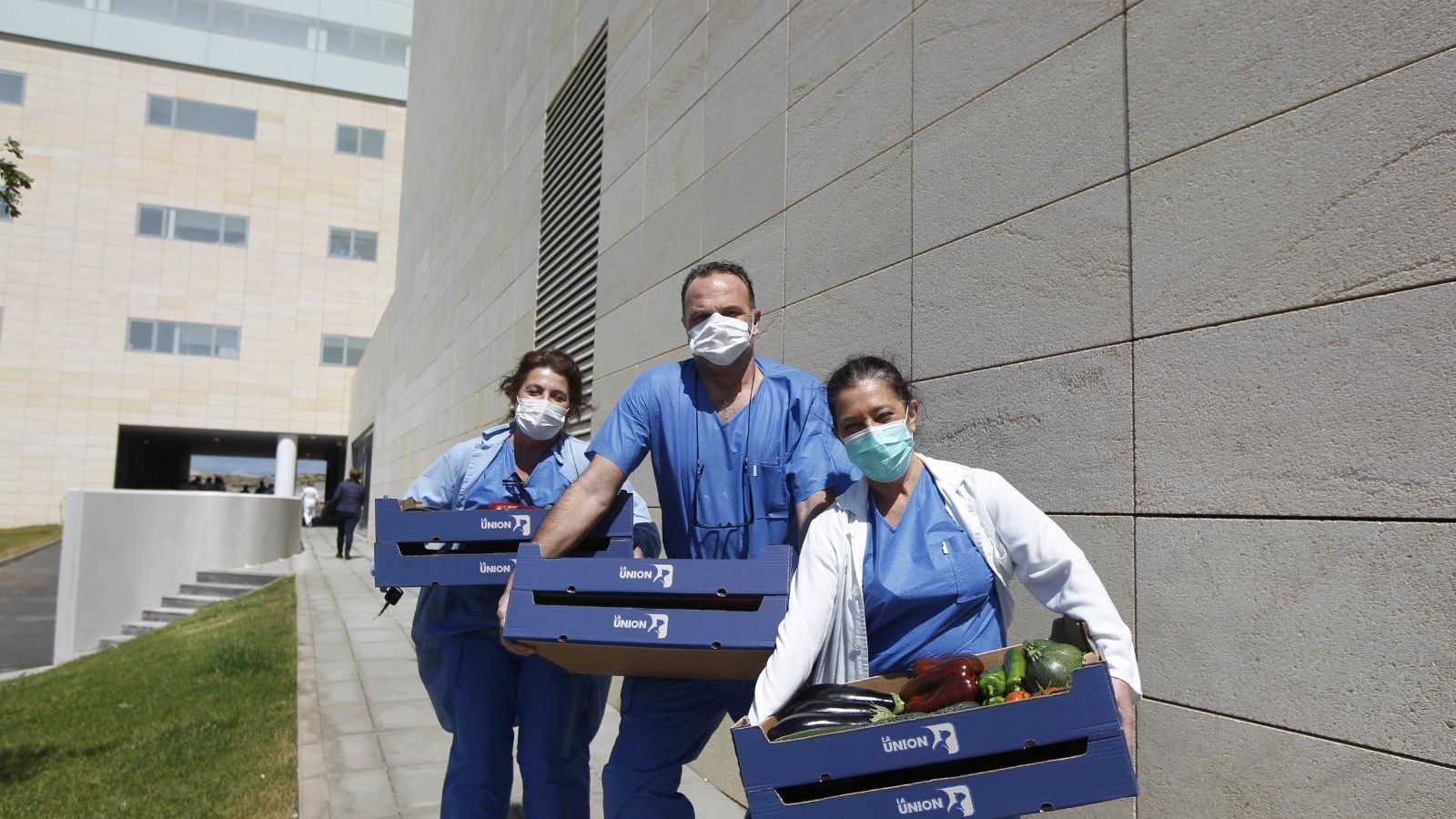 Aún con el cansancio dibujado en el rostro, los sanitarios tienen palabras de ánimo para los ciudadanos y agradecen las donaciones