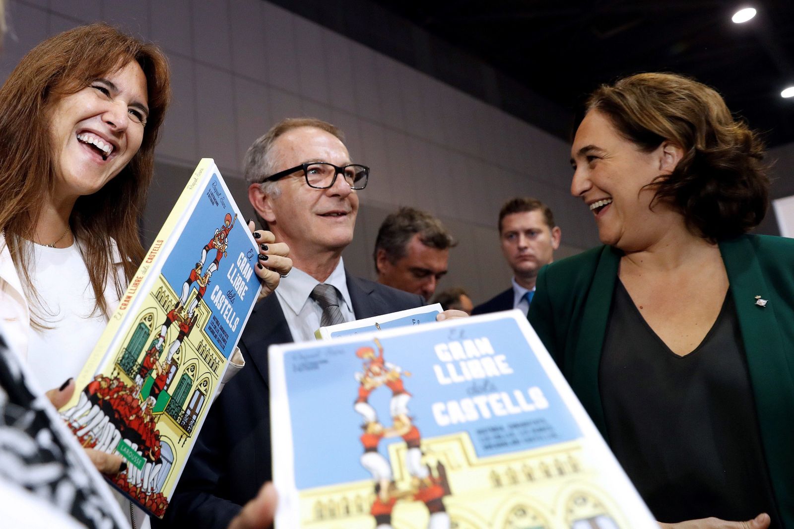 El ministro de Cultura, Jose Guirao, la consellera de Cultura, Laura Borras (i) y la alcaldesa de Barcelona, Ada Colau, en el acto inaugural de la feria.