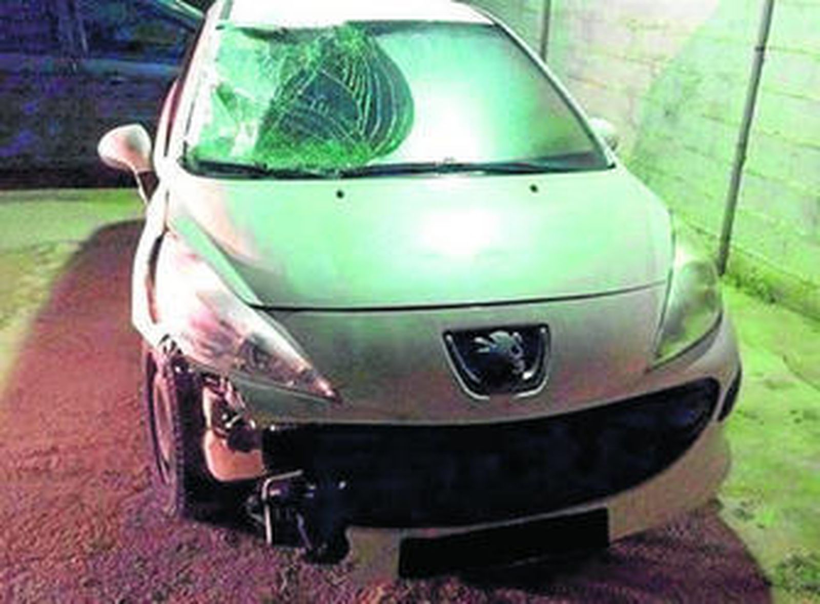 El automóvil implicado en el atropello mortal, localizado en Chipiona.