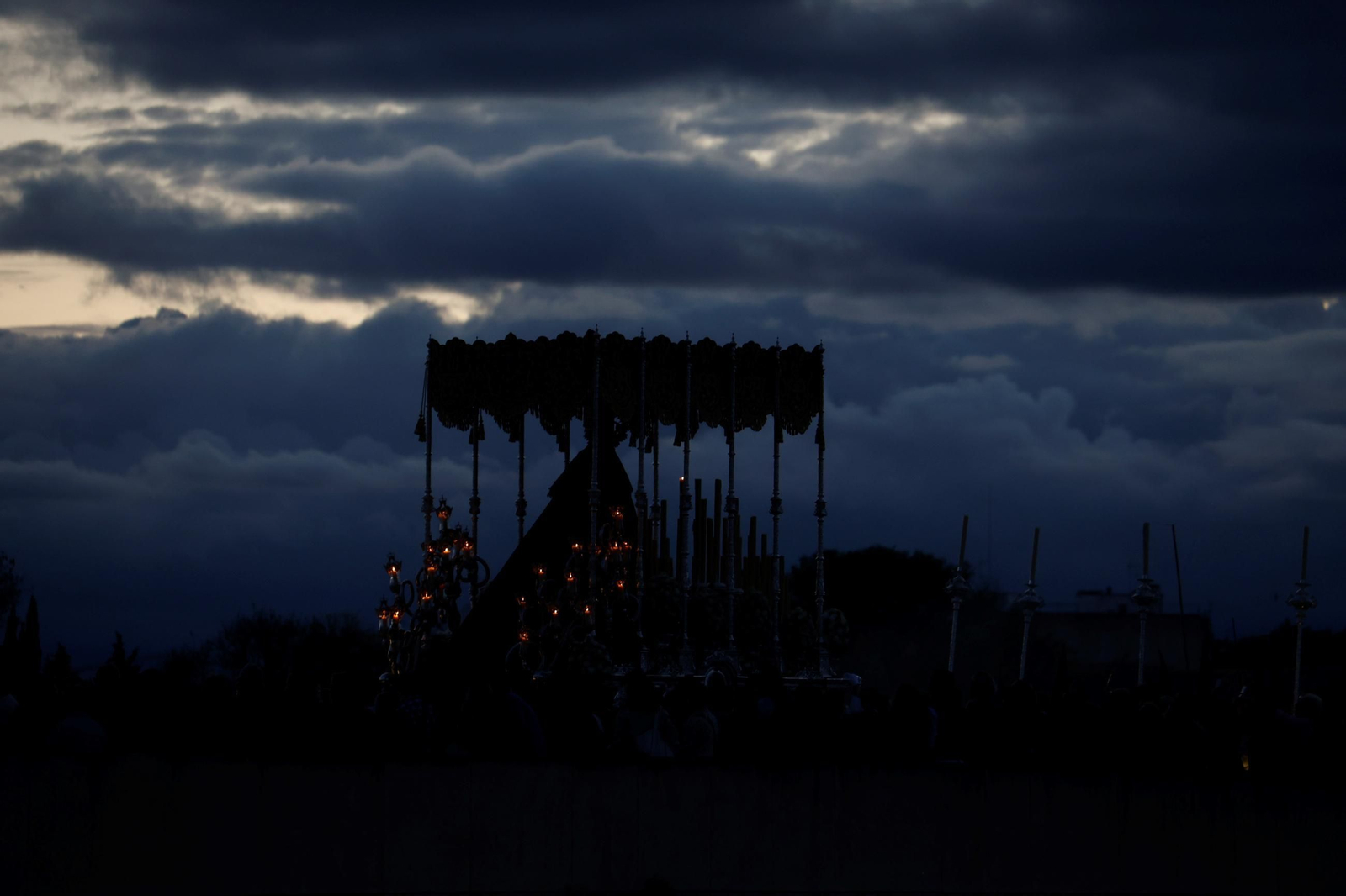 La procesión del Descendimiento en este Viernes Santo de Córdoba, en imágenes