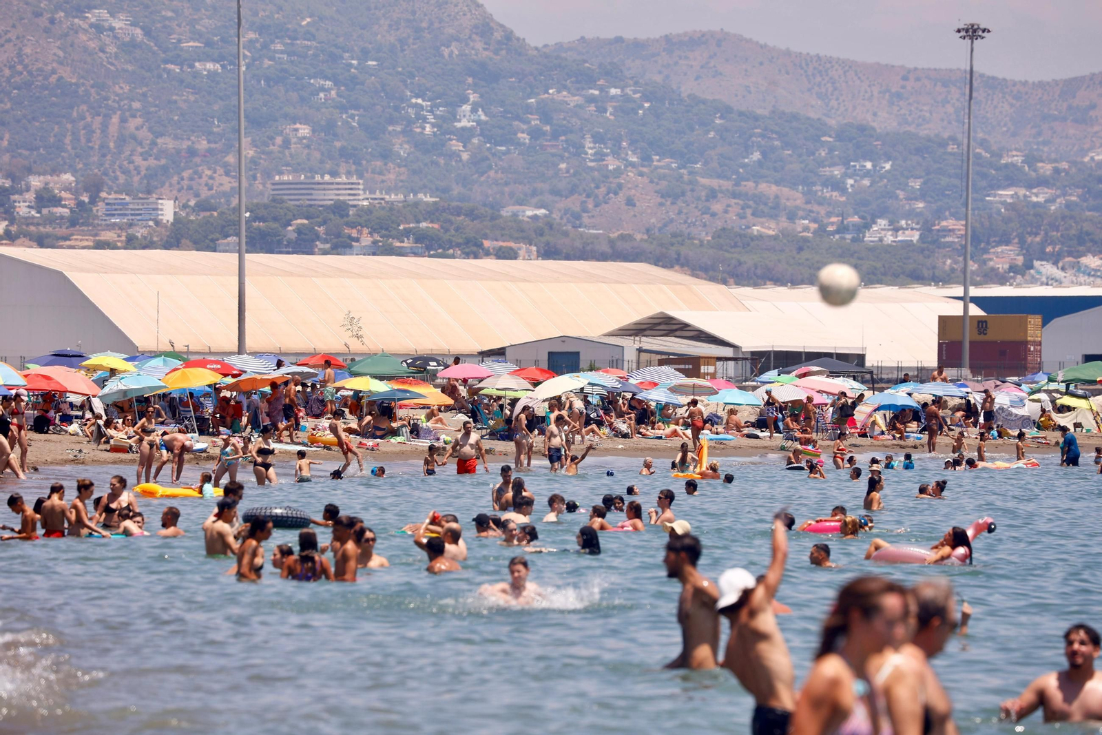 Las playas de Málaga llenas este domingo, en imágenes