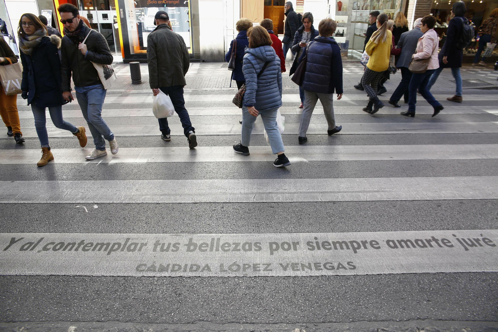 Granada llena de versos sus pasos de cebra en el Día Mundial de la Poesía