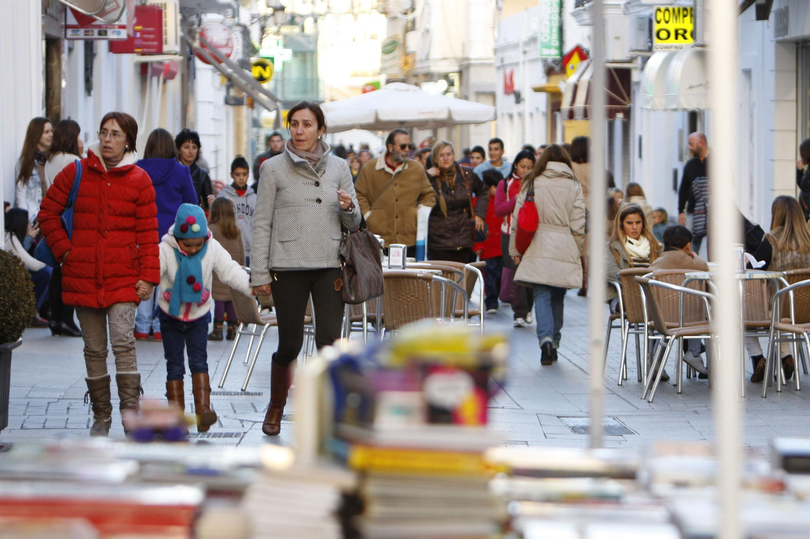 Gente comprando en una calle de Chiclana