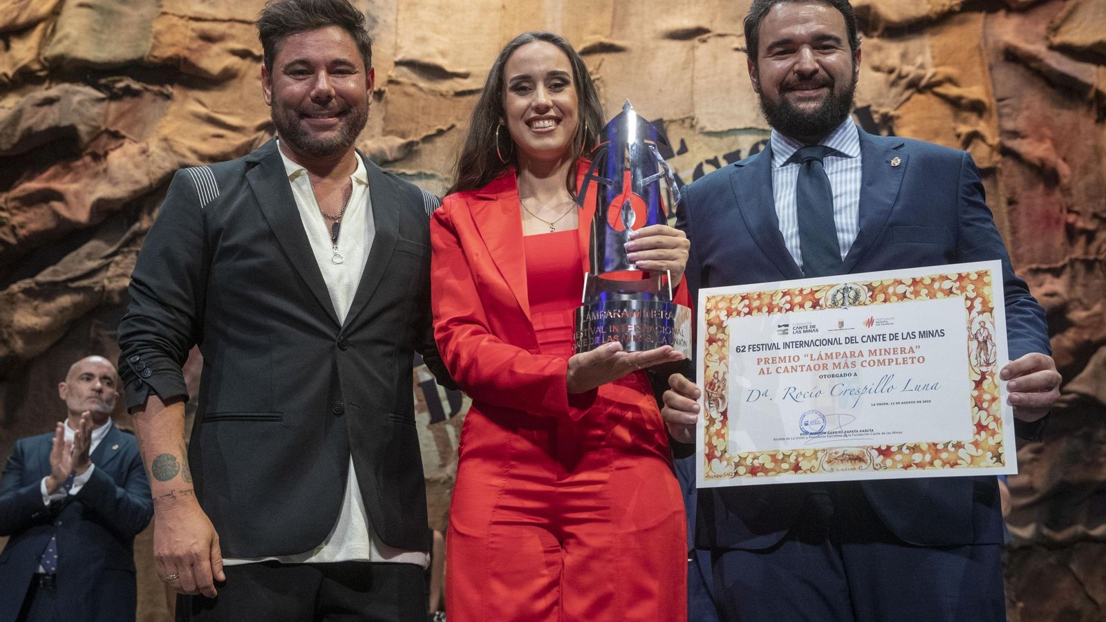 Rocío Luna recibe la Lámpara Minera de Miguel Poveda y Joaquín Zapata. Rocío Luna recibe la Lámpara Minera de Miguel Poveda y Joaquín Zapata.
