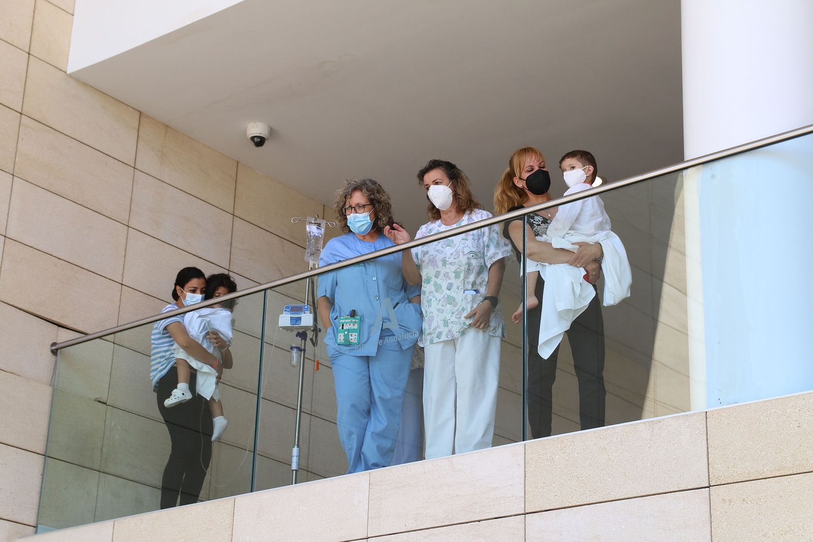 Fotogalería los bomberos de Almería regalan un cochecito eléctrico y camisetas a los niños hospitalizados de Torrecárdenas