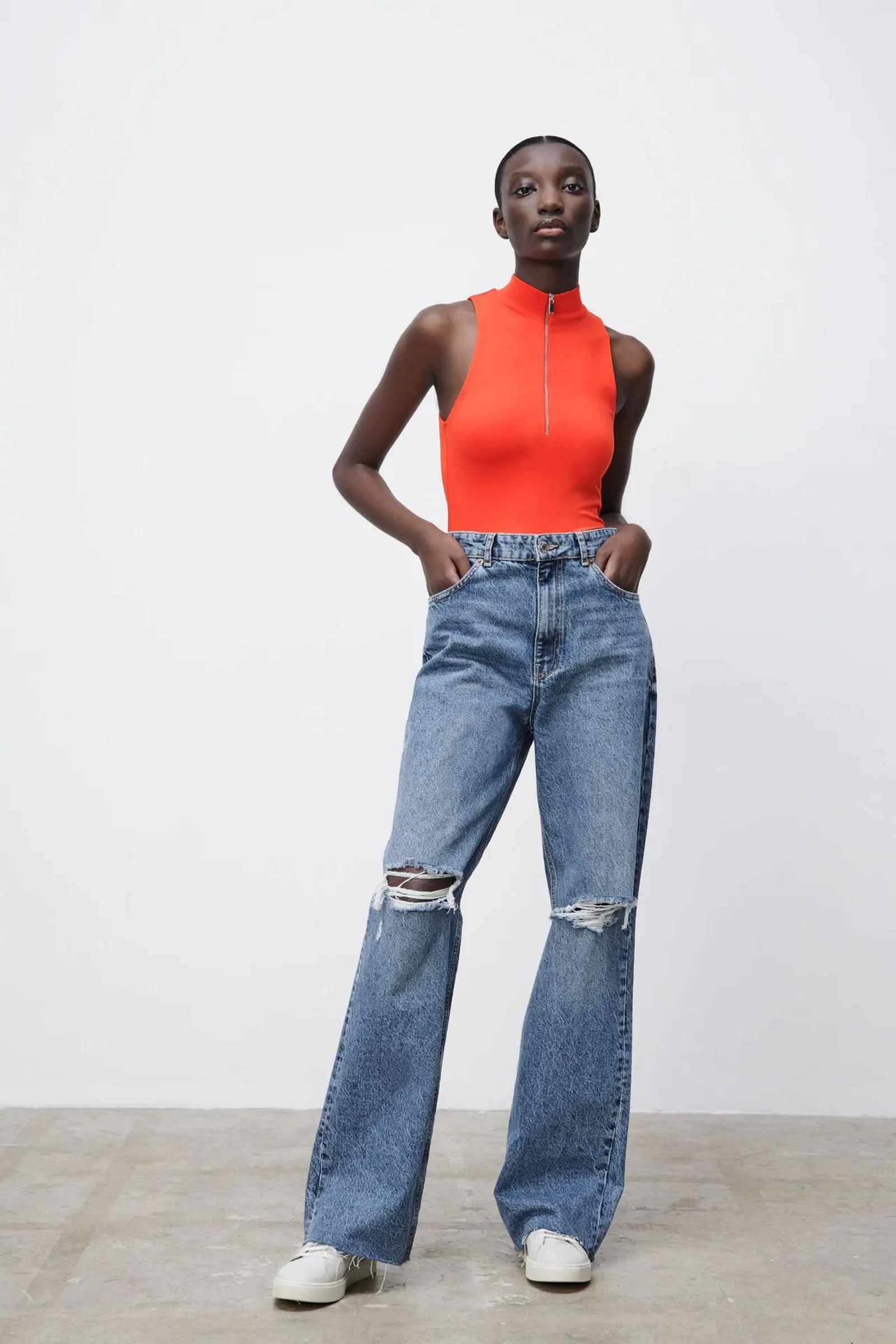 Body con cremallera en color flúor de Zara.