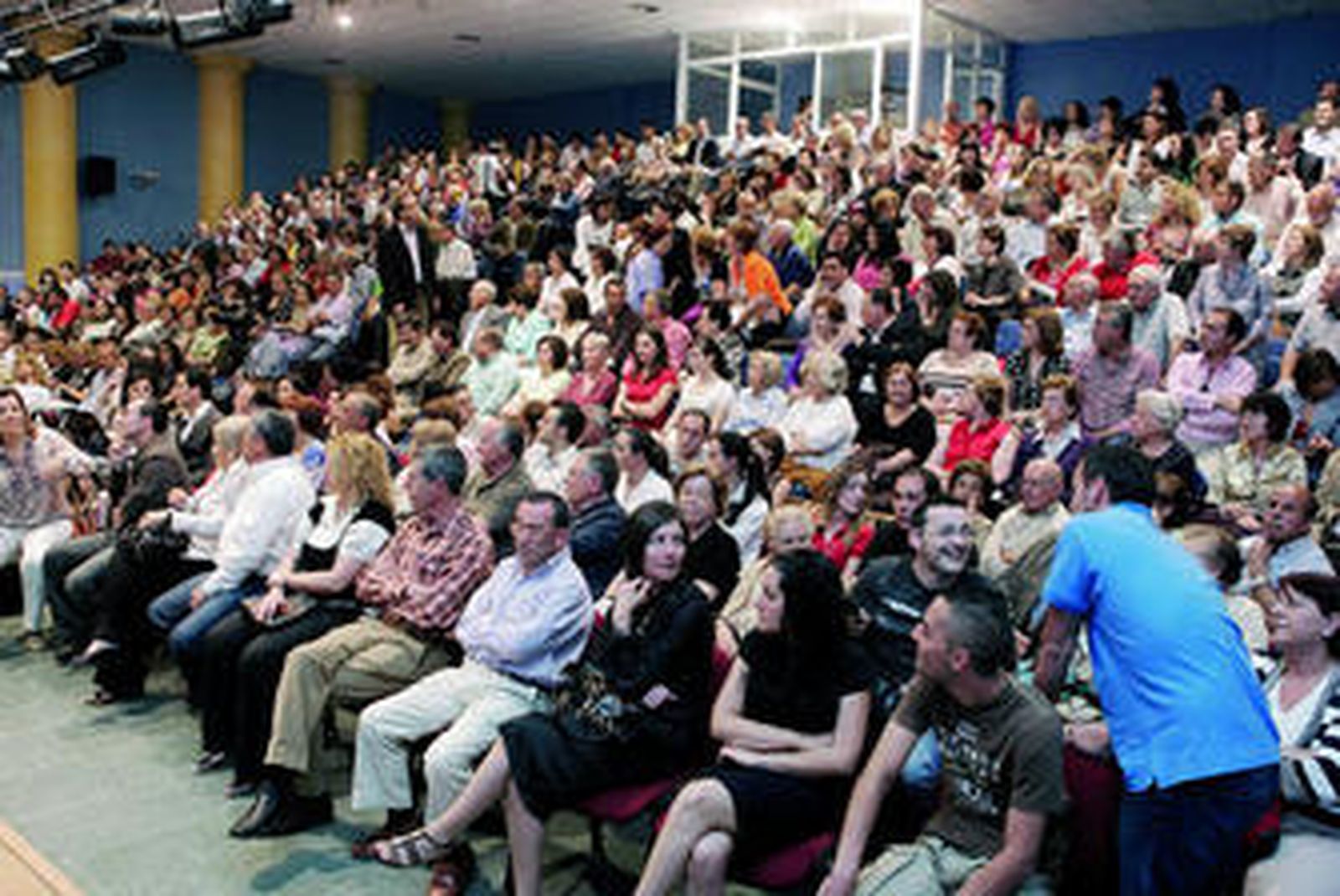 El Teatro municipal de Rioja presentaba un lleno absoluto para presenciar la puesta de largo del Plan Turístico del Bajo Andarax que contó con la presencia de varios diputados y otras autoridades políticas.