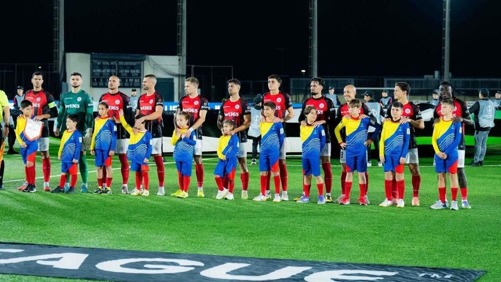 Los jugadores del Lincoln, antes de uno de sus partidos en la Conference League