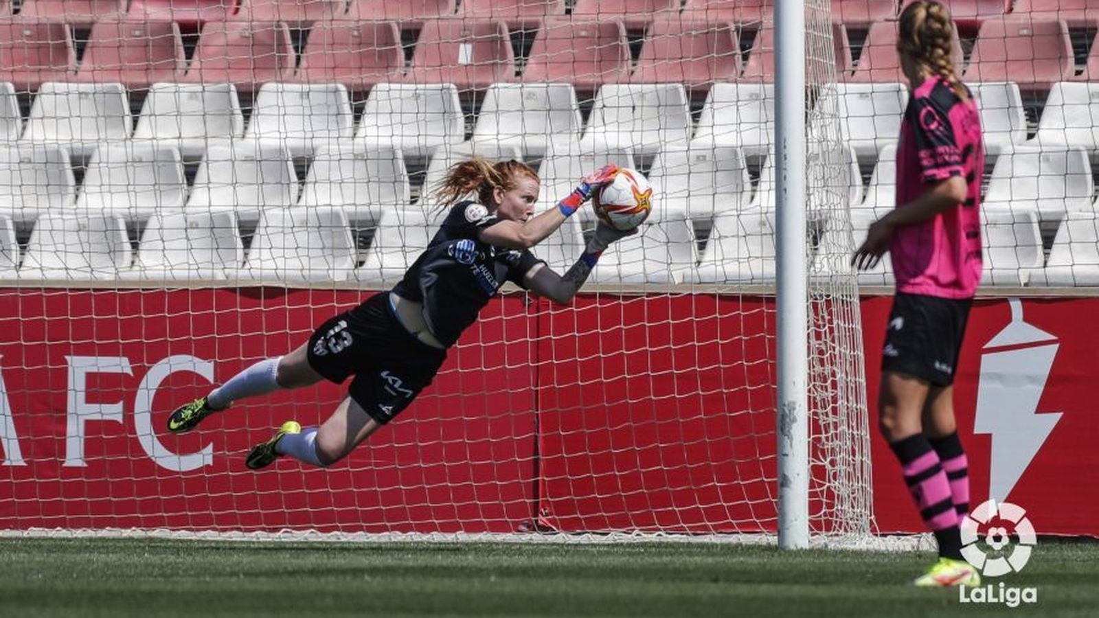 Emily Dolan detiene un disparo de una jugadora del Sevilla.