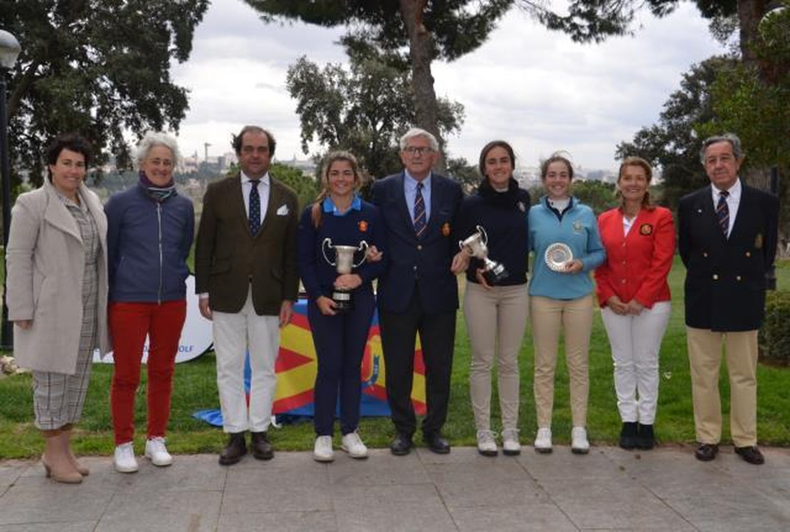 Las primeras clasificadas y las autoridades, tras la entrega de trofeos