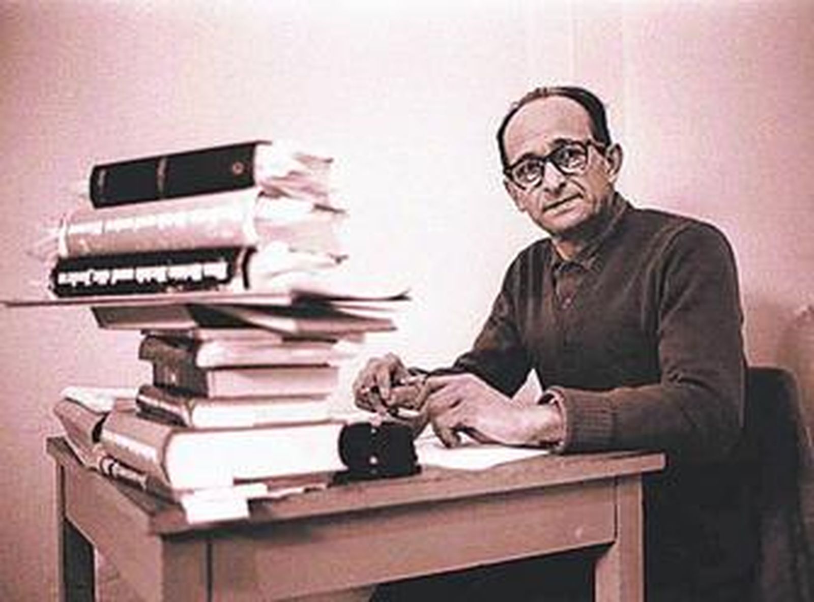 Adolf Eichmann, en su celda en la prisión de Ramala en abril de 1961.