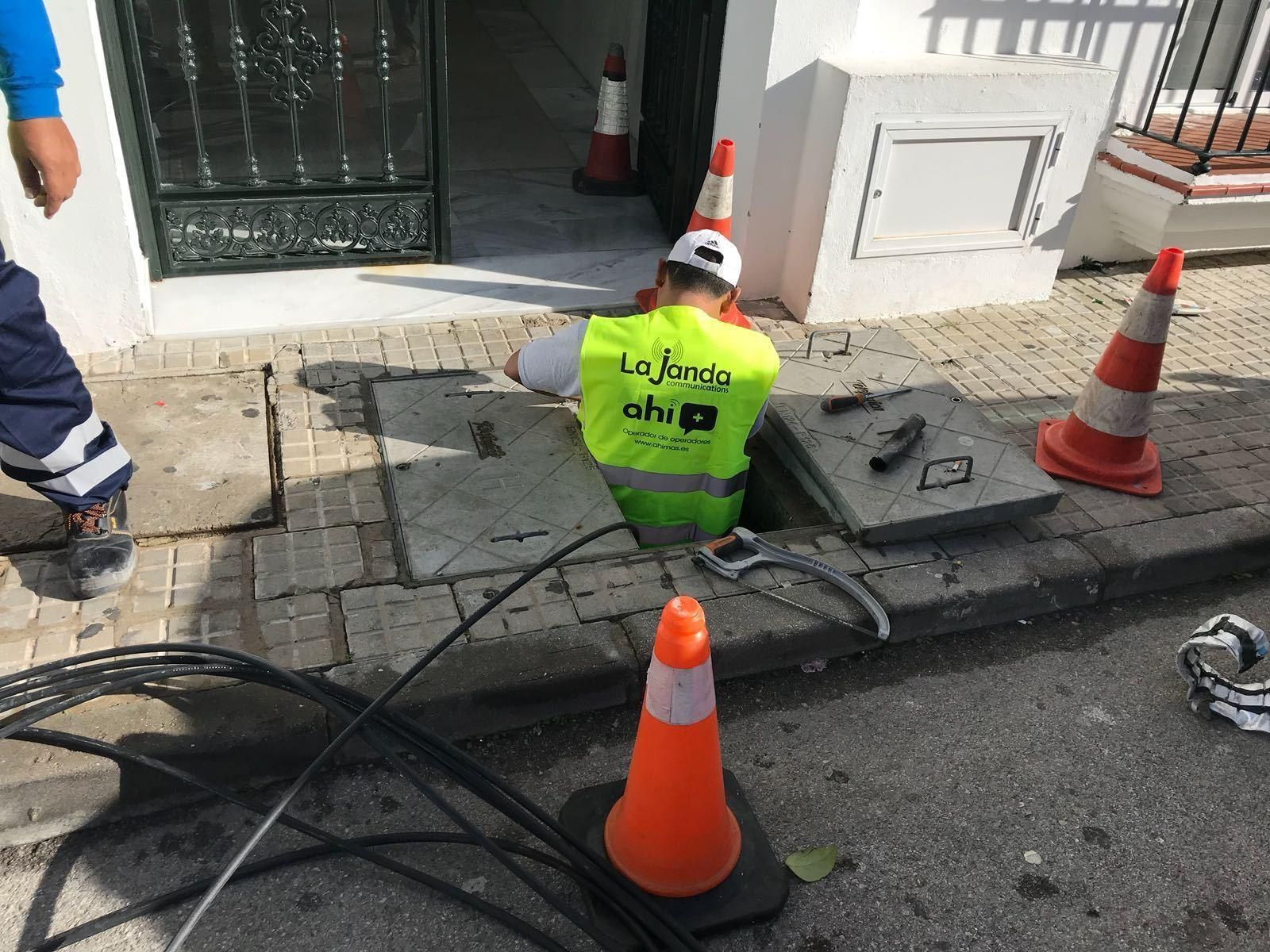 Técnicos de esta nueva operadora durante la instalación subterránea de las conducciones de fibra óptica.