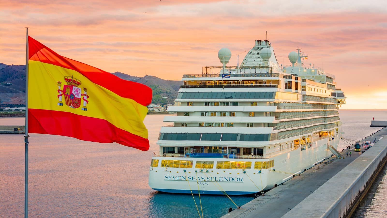 Así ha sido la visita del crucero Seven Seas Splendor al puerto de Motril, a vista de dron