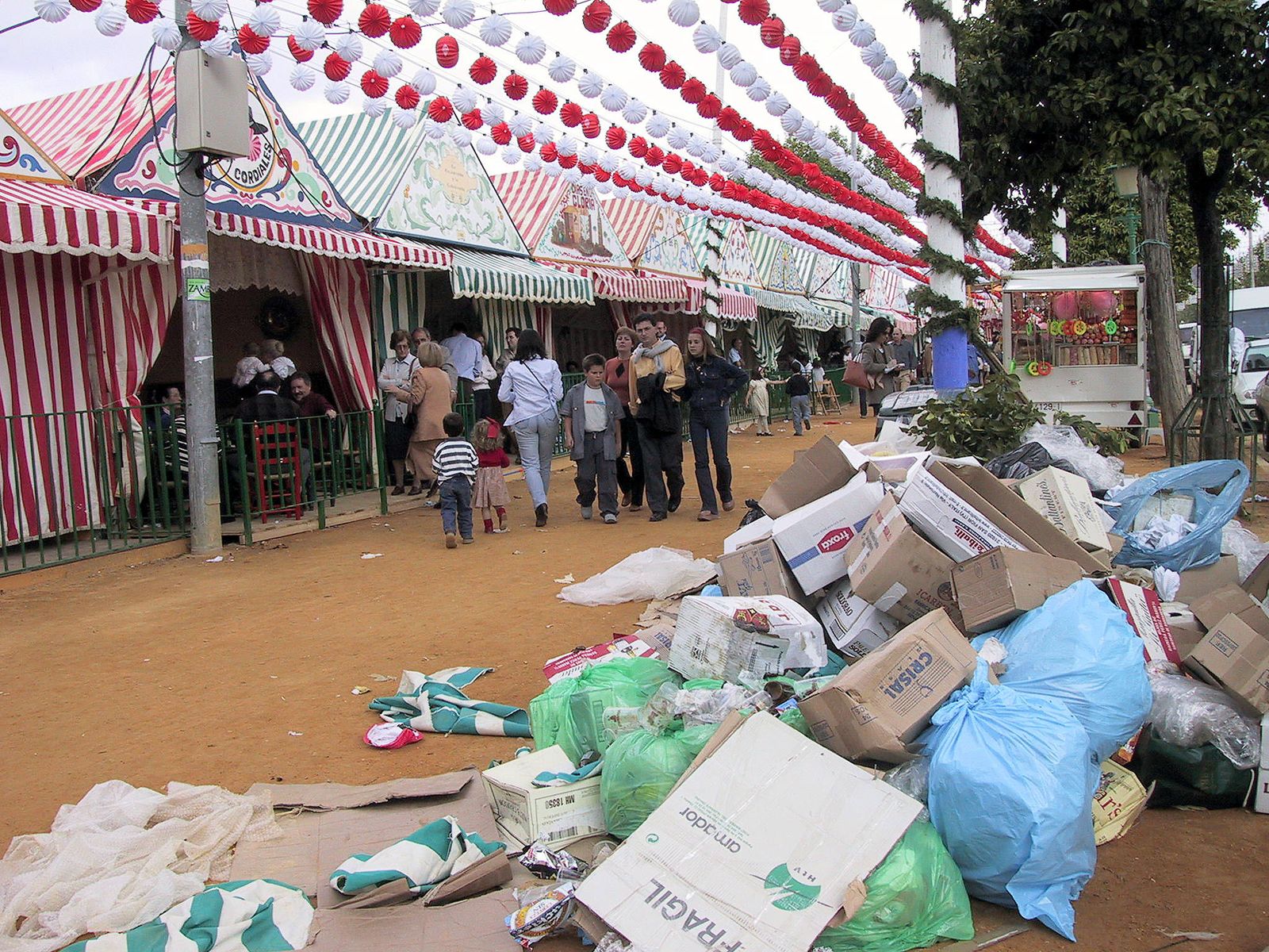 Imagen de archivo de basura en la Feria de Sevilla.