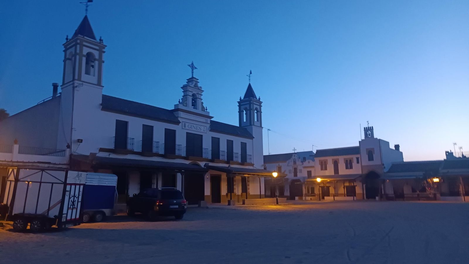 Casa de la Hermandad de Gines y al fondo la de Granada.