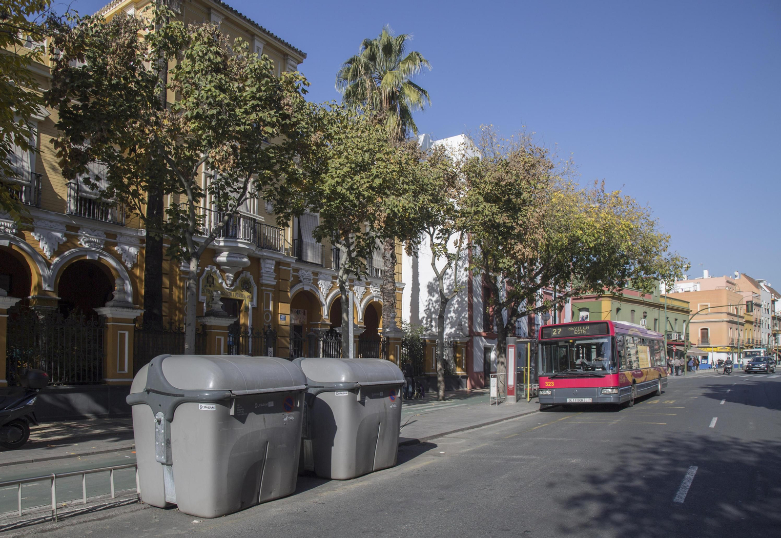 Fachada principal del Colegio Jardines del Valle, en la calle Recaredo.