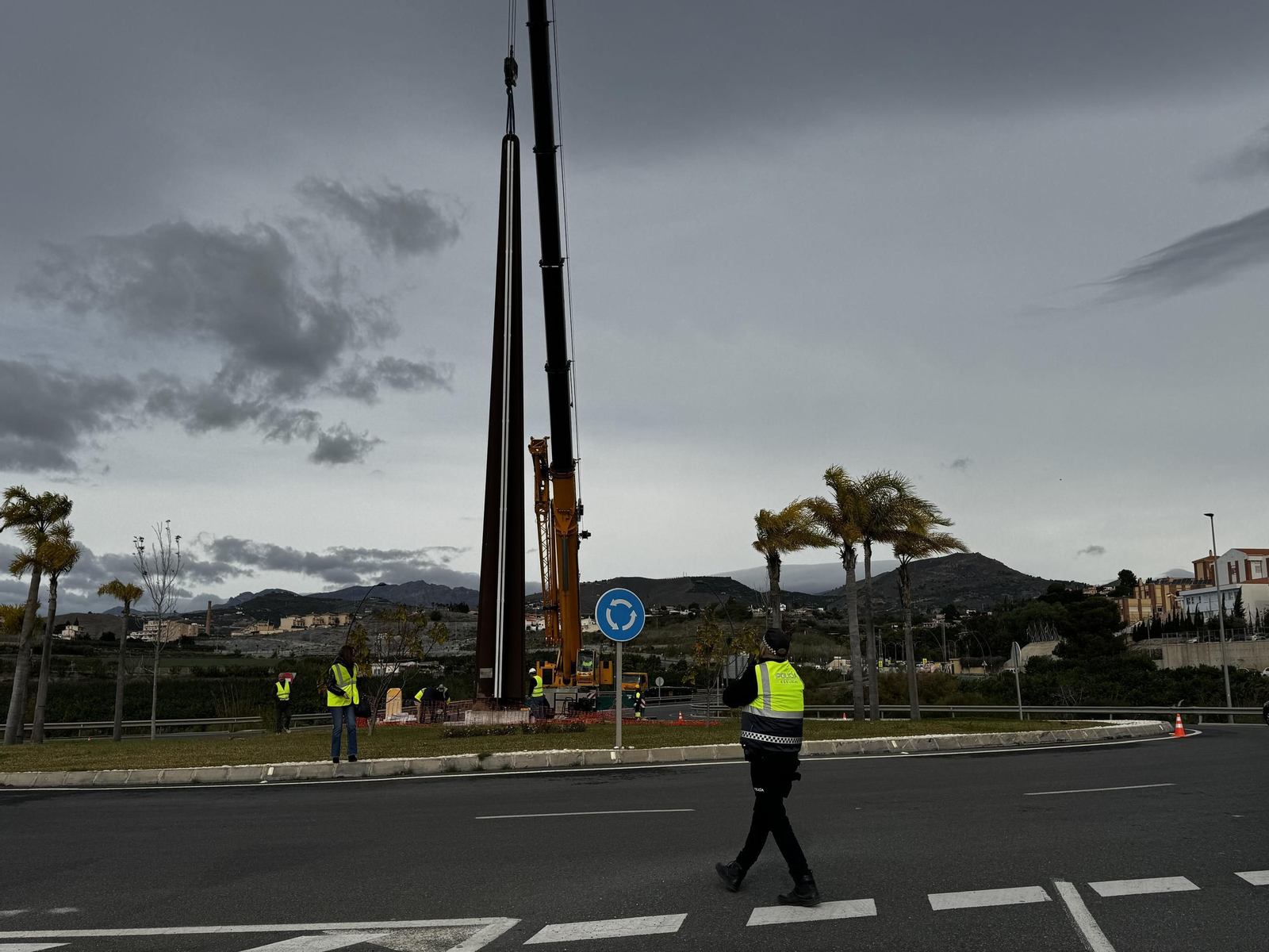 Los operarios colocando el obelisco Los operarios colocando el obelisco